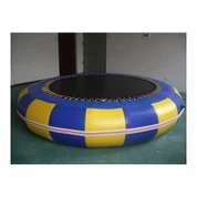 Kerek trambulin a kertben